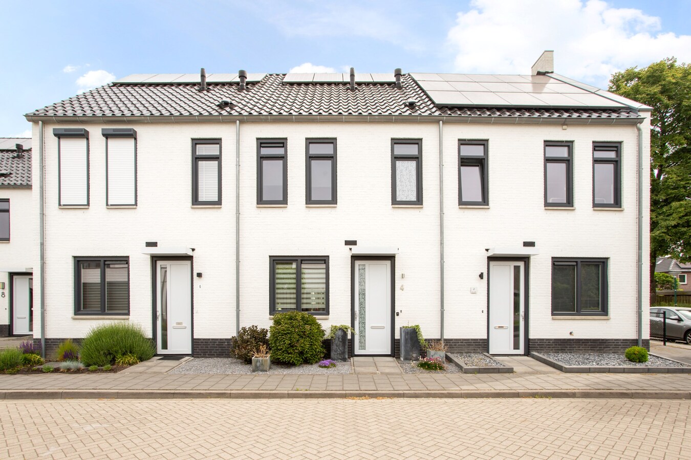 Nagenoeg nieuwe, netjes afgewerkte tussenwoning op 112 m² met berging, overkapping en een vrije achterom. 