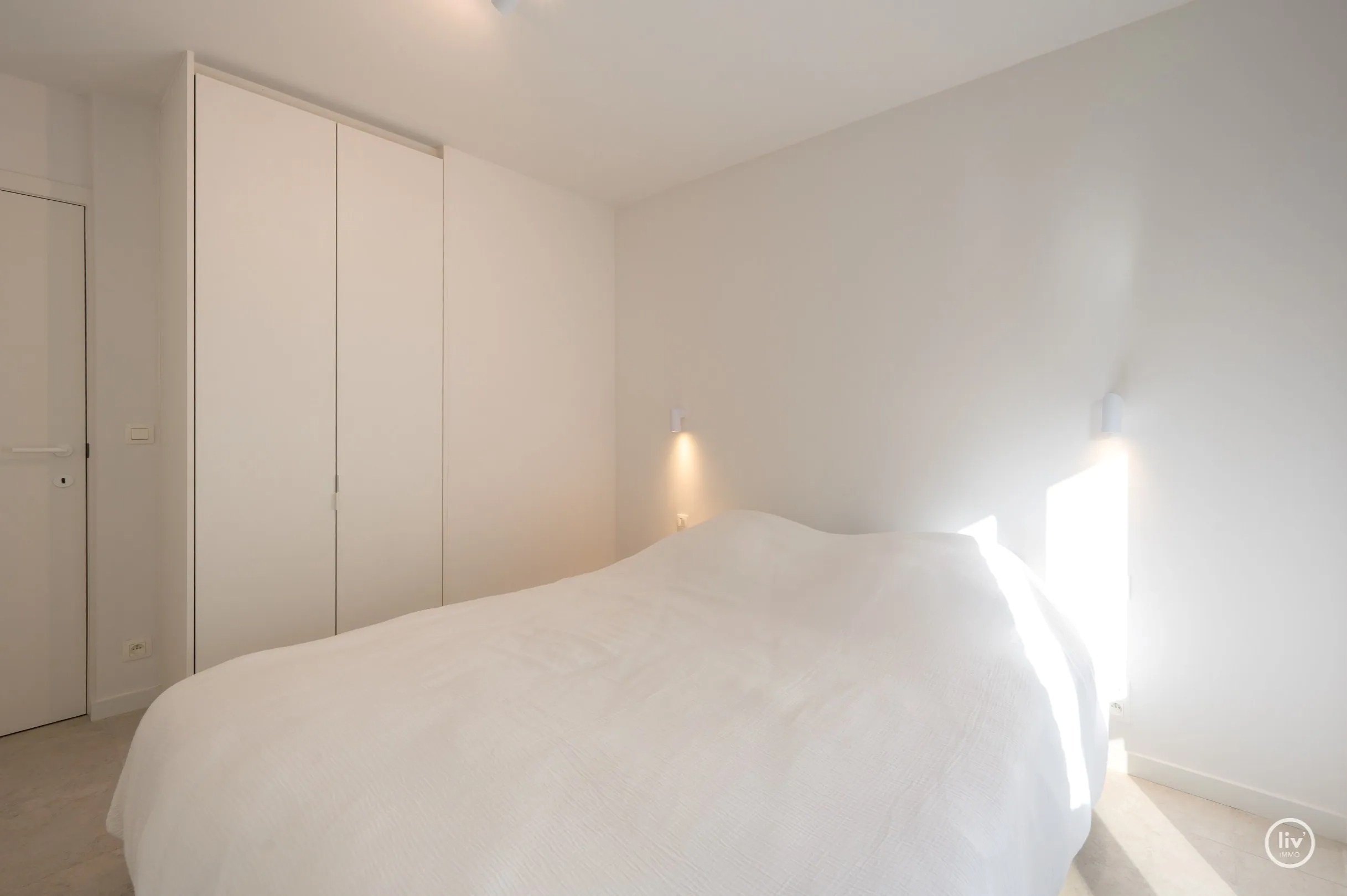 Dit prachtig gelegen appartement geniet van een zuidelijke oriëntatie en bevindt zich in een groene en rustige omgeving, rechtstreeks grenzend aan het Yzerpark. 