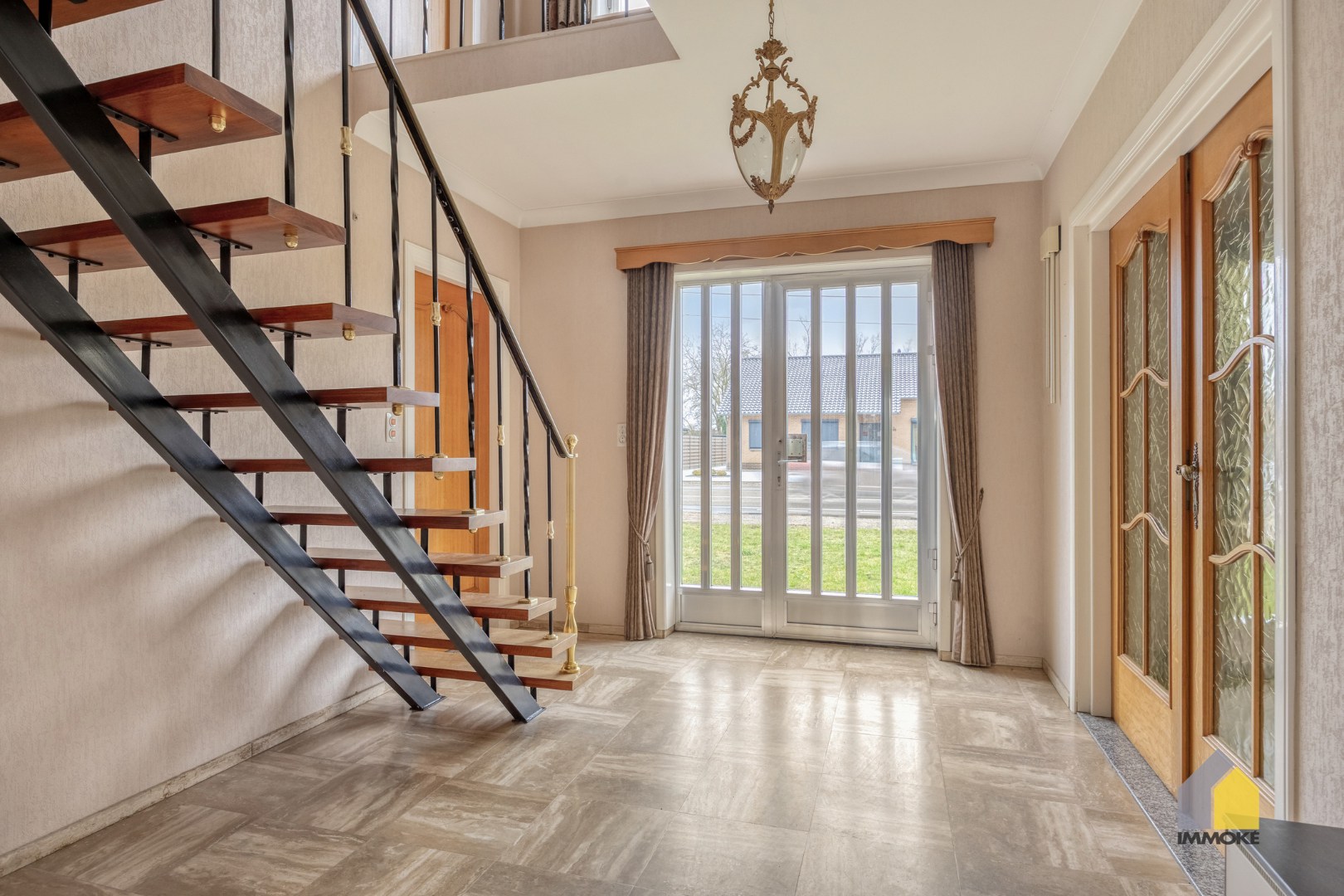 Neeroeteren: Op te frissen, vrijstaande woning op 8 a 26 ca met 5 slpks. 