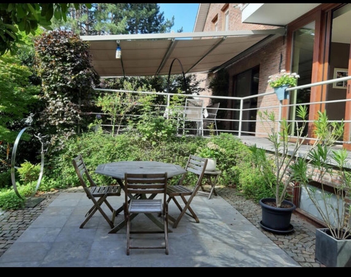 Bemeubelde villa met prachtige tuin 