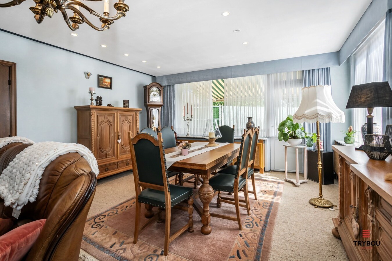 Centraal gelegen, halfopen woning met grote goed onderhouden tuin 