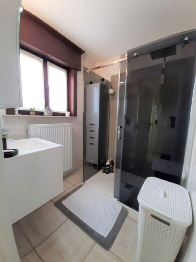 Ruime alleenstaande woning met 2 slpks en garage 