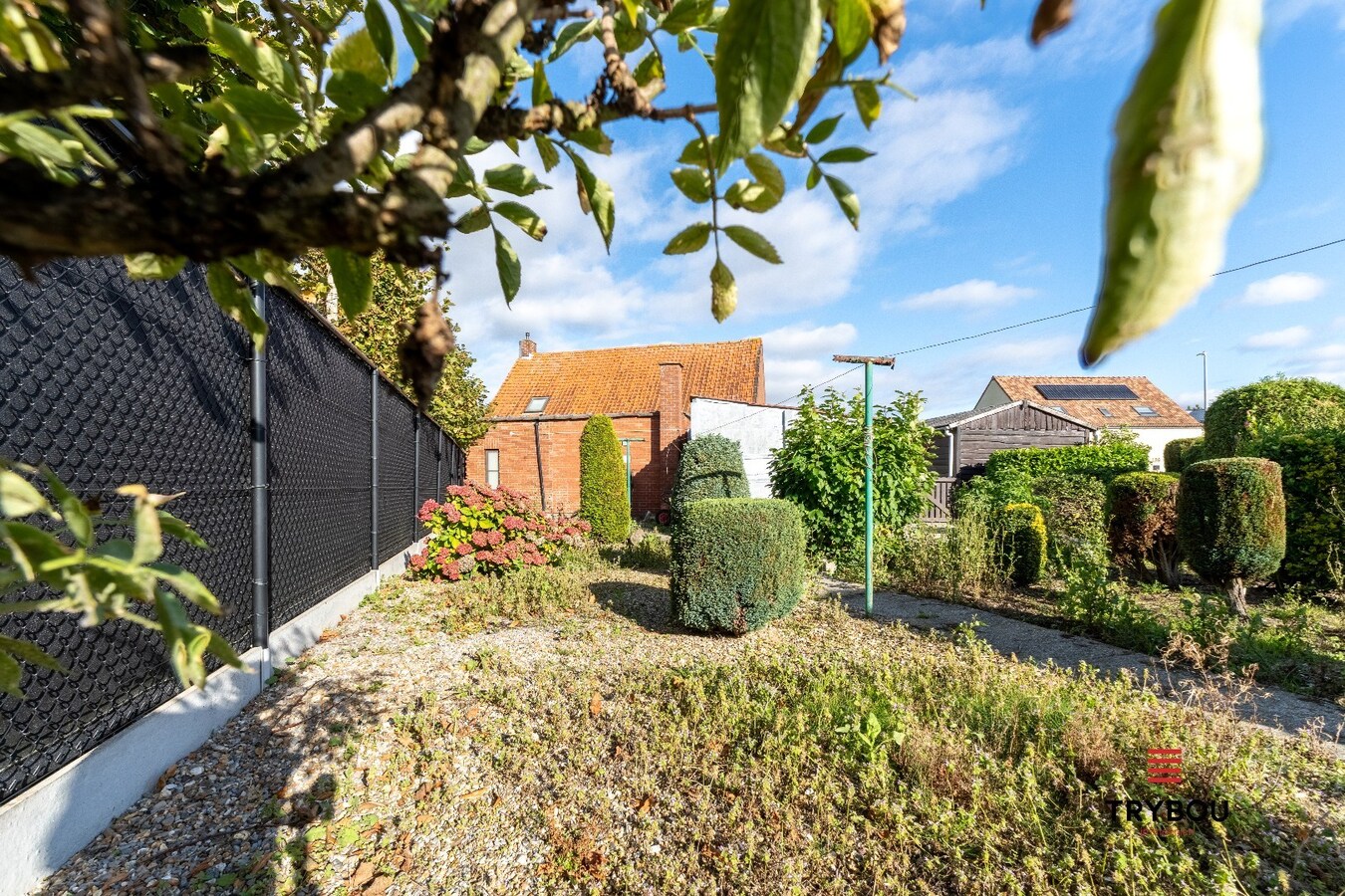 Verrassend ruime woning aan de rand van Houthulst op ruim perceel van 720m². 