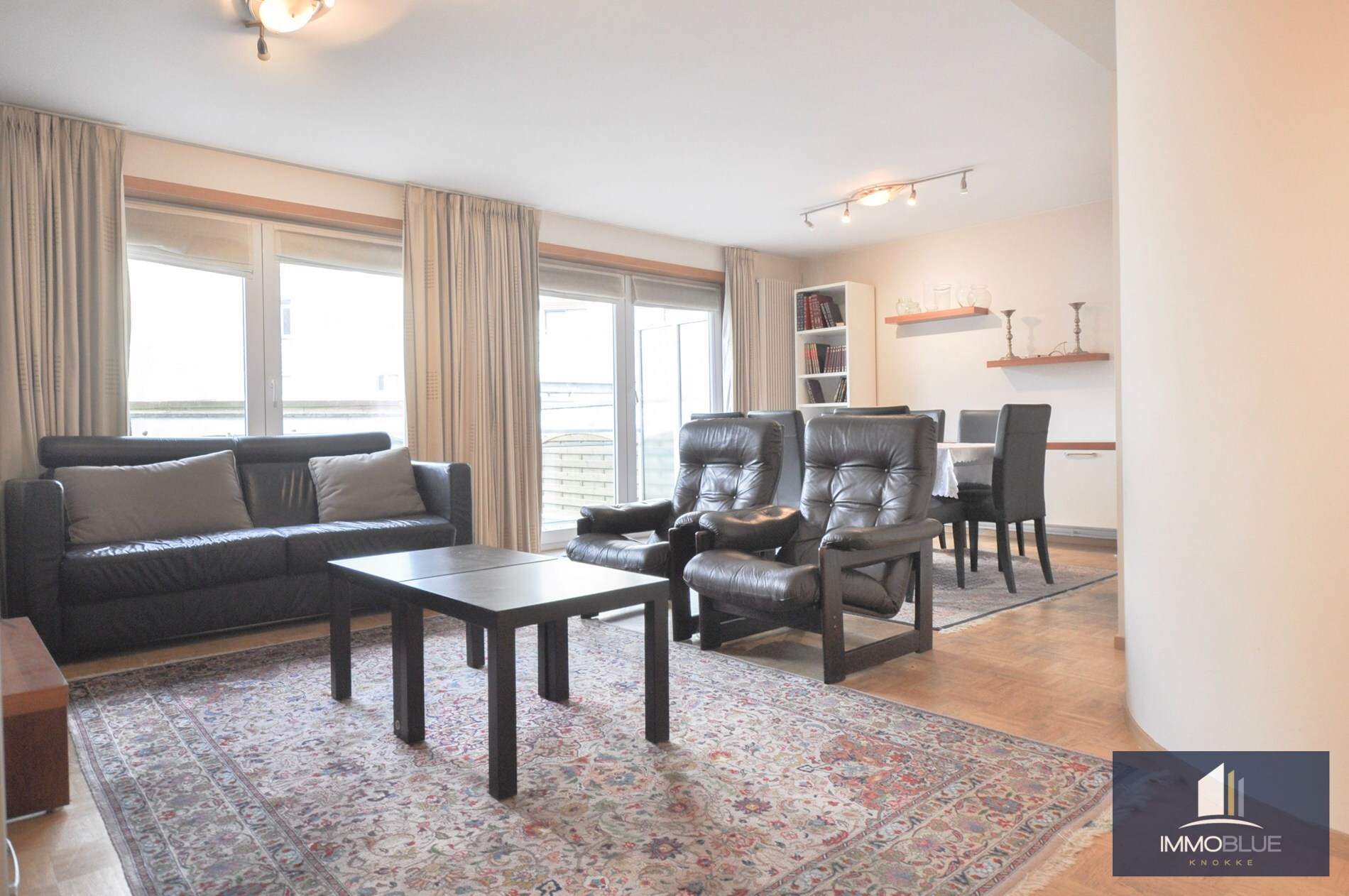 Lichtrijk appartement met een ruim zuidwest gericht terras gelegen nabij het commercieel centrum en het strand. 