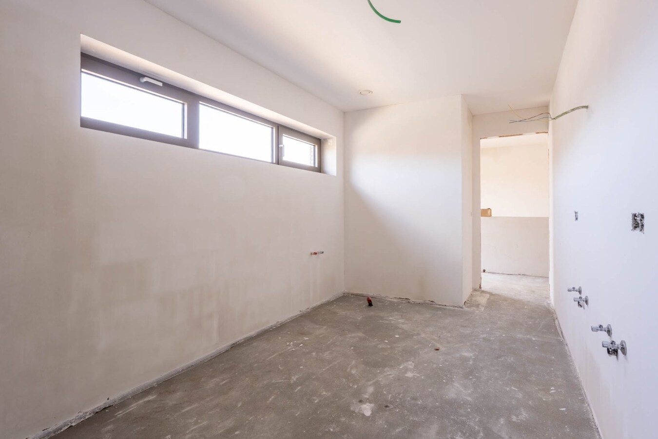 Vrijstaande, rustig gelegen CASCO + afgewerkte woning in een moderne bouwstijl op een fraai perceel op een rustige locatie! 