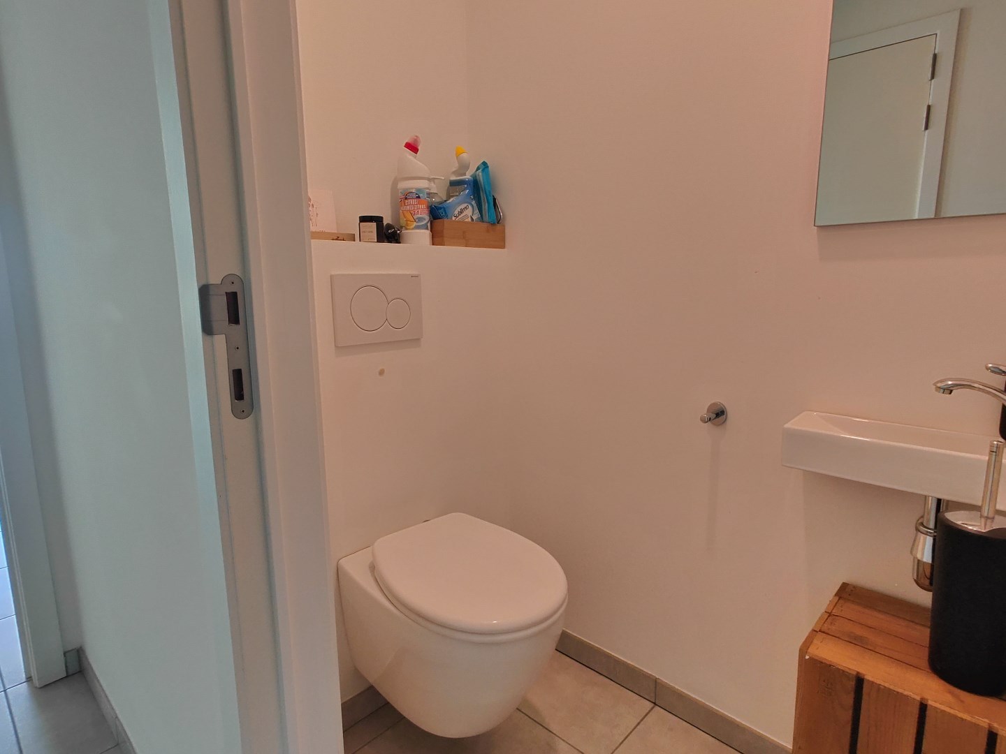 Recent tweeslaapkamer appartement met carport in centrum Beselare 