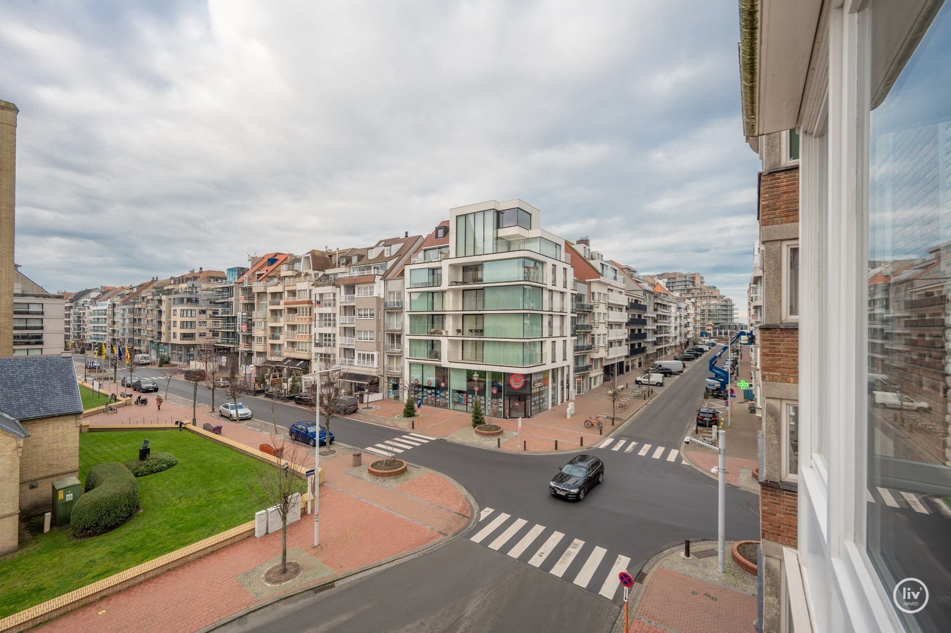 Aangenaam appartement met OPEN ZICHT en ideale zuid-west oriëntatie gelegen vlakbij de Dumortierlaan en op een steenworp van de Zeedijk 