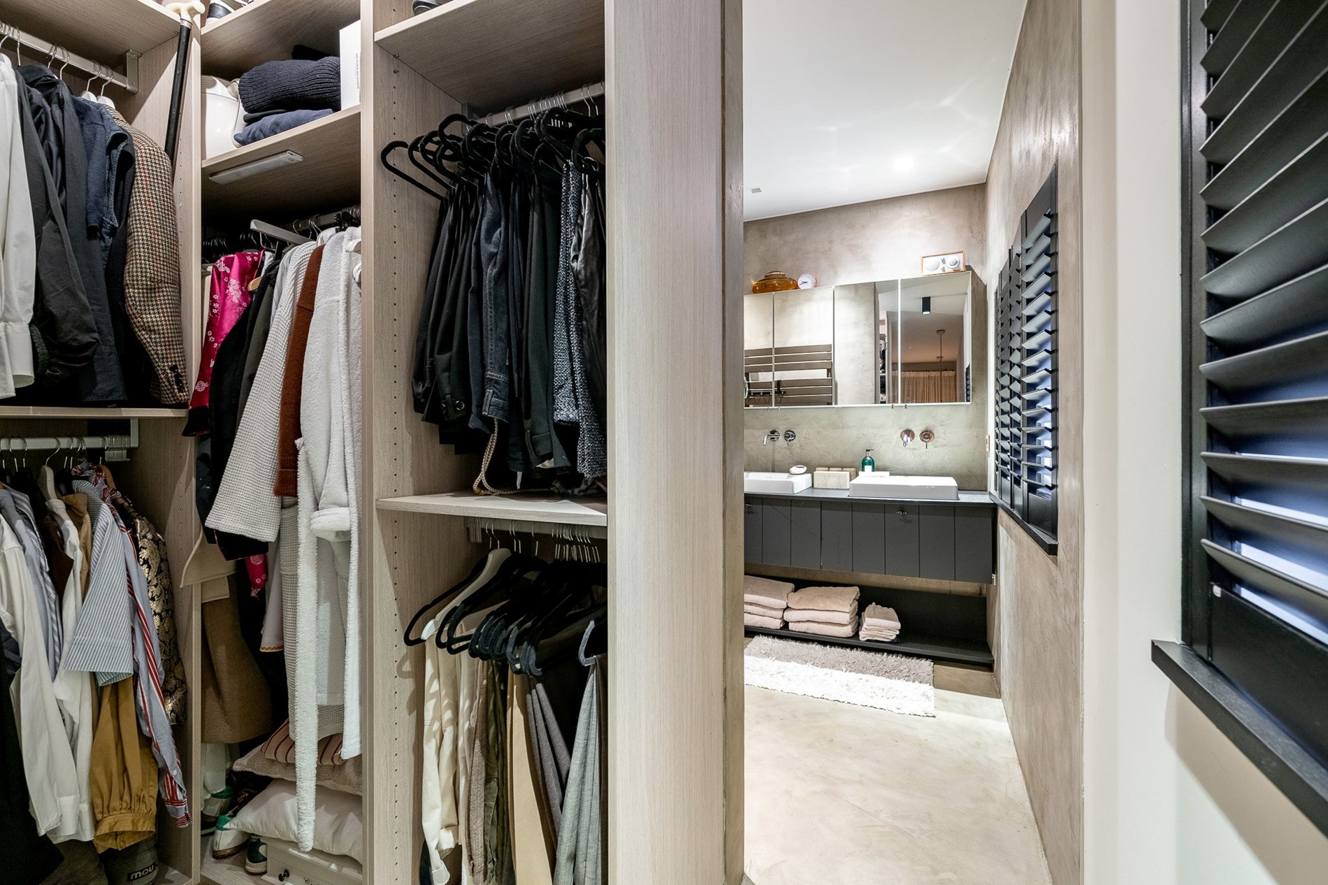 Gelegen in een rustige en uiterst gegeerde residentiële wijk van Knokke, biedt deze volledig gerenoveerde woning een perfecte combinatie van hedendaags comfort, licht en verfijnde elegantie 