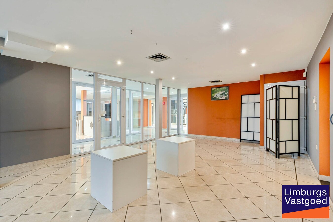 Bedrijfsgebouw met kantoren, magazijnen en woonst - groot 2580 m² 