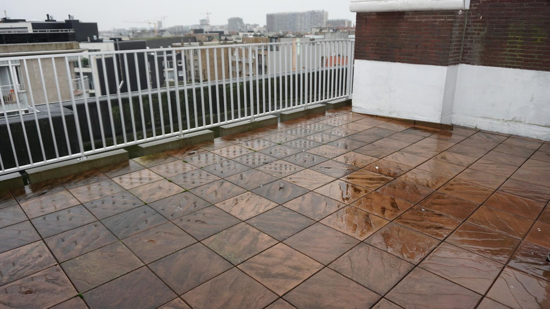 MODERN GEMEUBELD APPARTEMENT 1 SLPK. MET PRACHTIGE TERRASSEN 