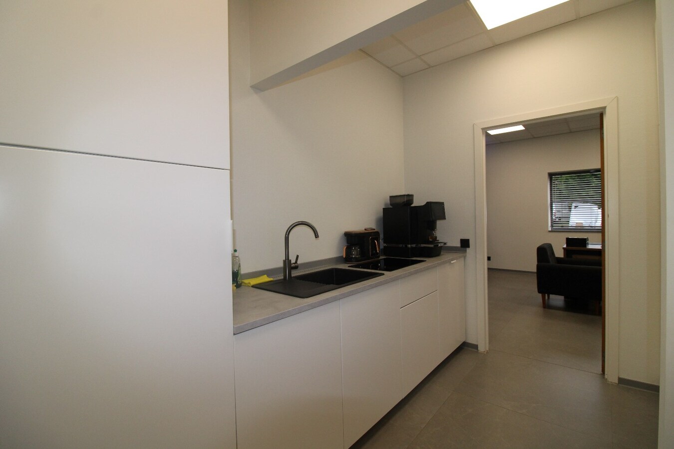 Goed gelegen bedrijfshal met kantoren 