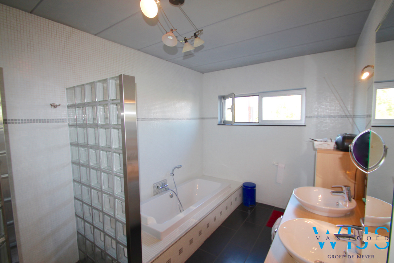 Verrassend ruim woonhuis op een TOPlocatie in ERTVELDE ! 