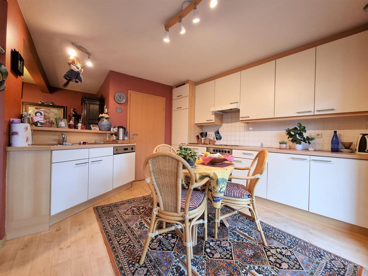 Zeer ruim, op te frissen appartement met 3 slaapkamers - Heist 