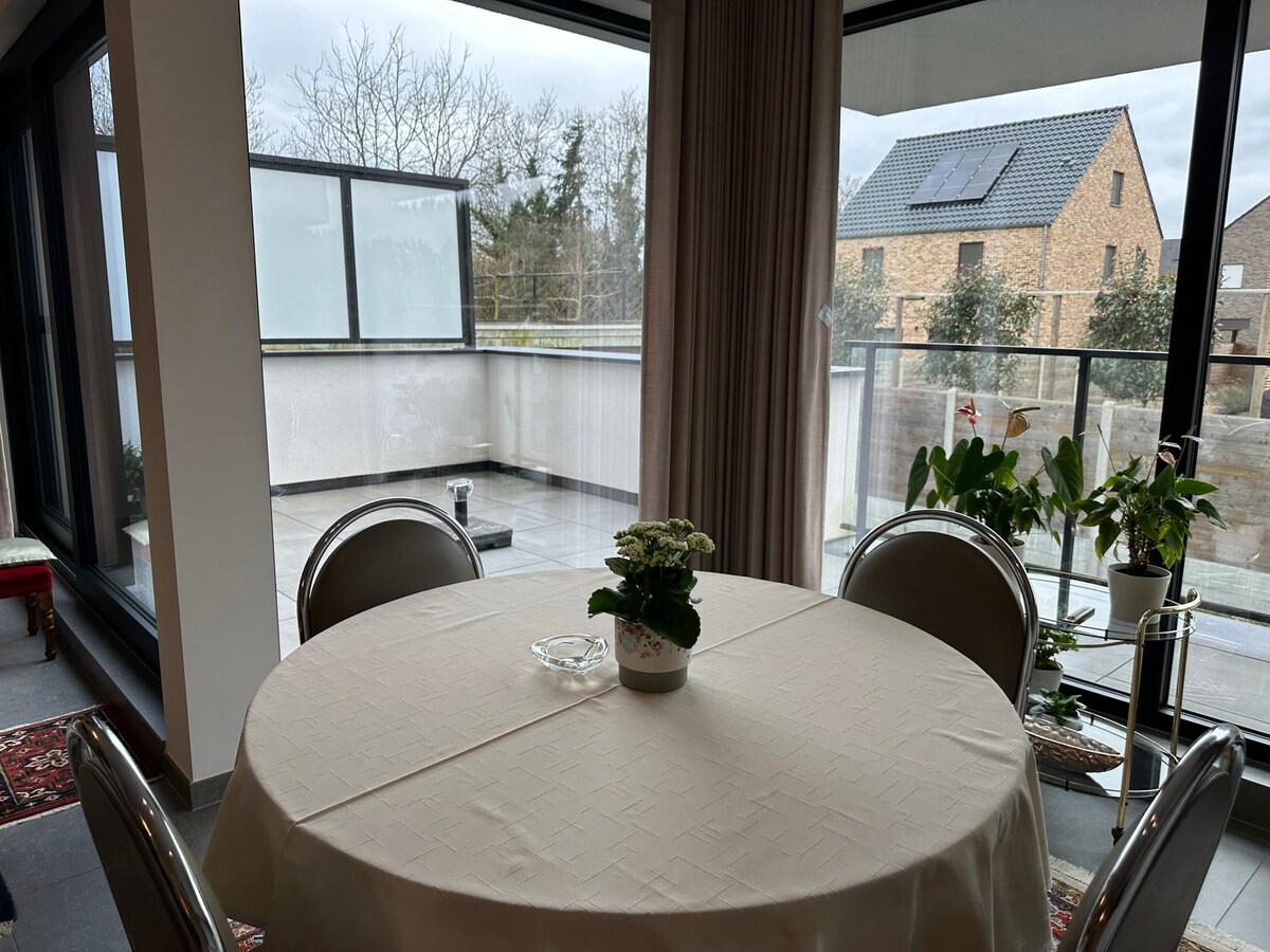 Recent appartement met 2 slaapkamers, terras 