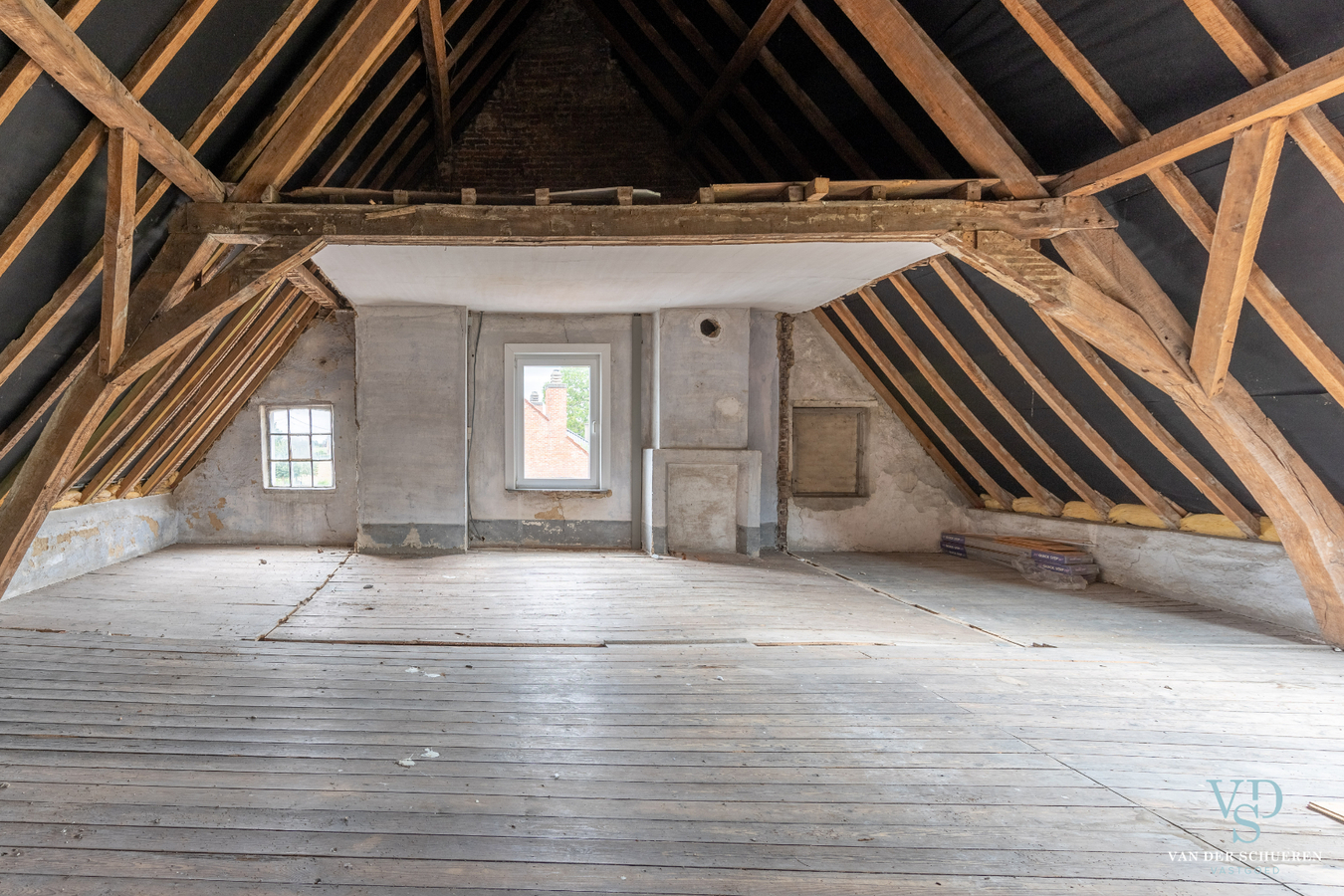 Authentiek landhuis met 5 ruime slaapkamers én gelijkvloers bureau. 