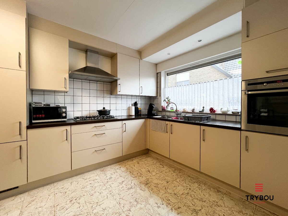 Ruime woning met garage, tuin en drie slaapkamers 