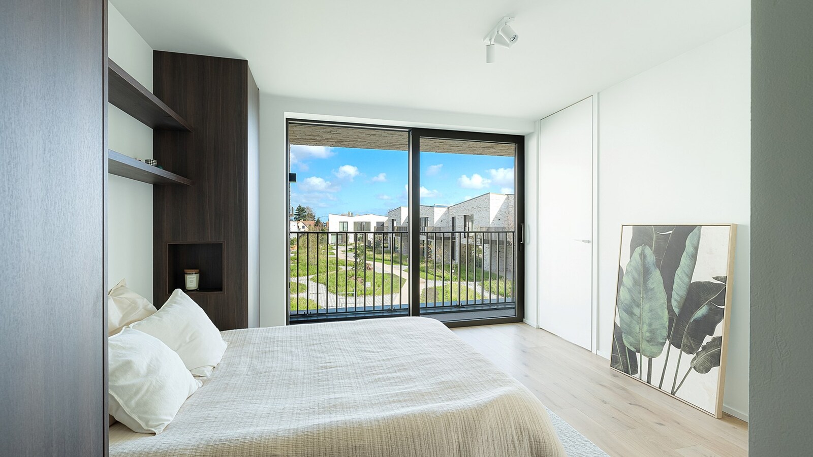 Exclusief verblijf met lift, terrassen en uitzonderlijke volumes in een groene-autovrije verkaveling te Knokke. 