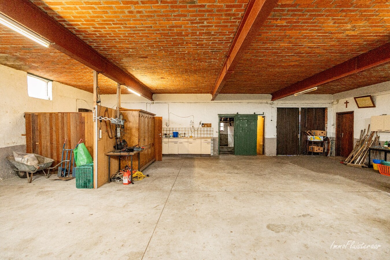 Ferme caractéristique avec une grande grange sur environ 2 hectares à Hoogstraten (achat de terrain supplémentaire d'environ 4 hectares possible). 