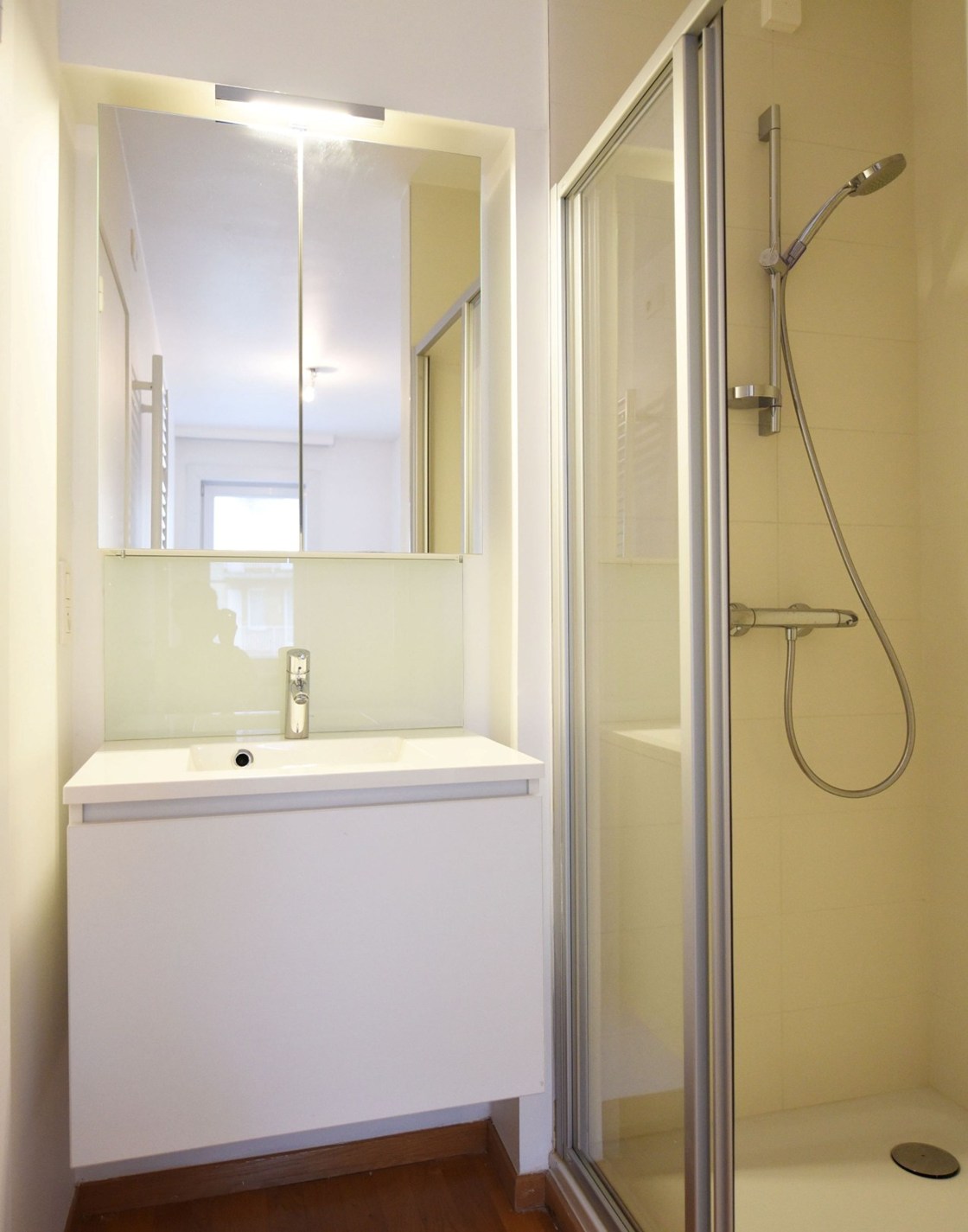 Zonnig en recent gerenoveerd appartement met 2 slaapkamers, gelegen op de Dumortierlaan, 