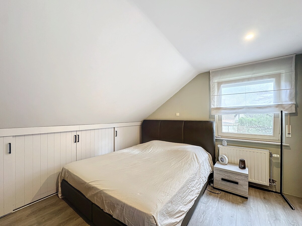 Deze woning is gelegen in Kaulille, een deelgemeente van Bocholt, in een doodlopende straat met een gezellig pleintje. 