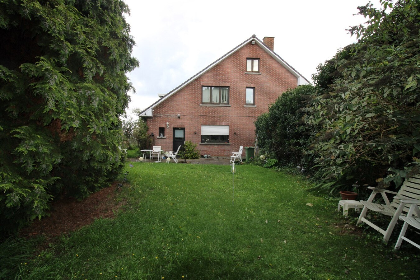 Charmante, te renoveren woning met hangar 