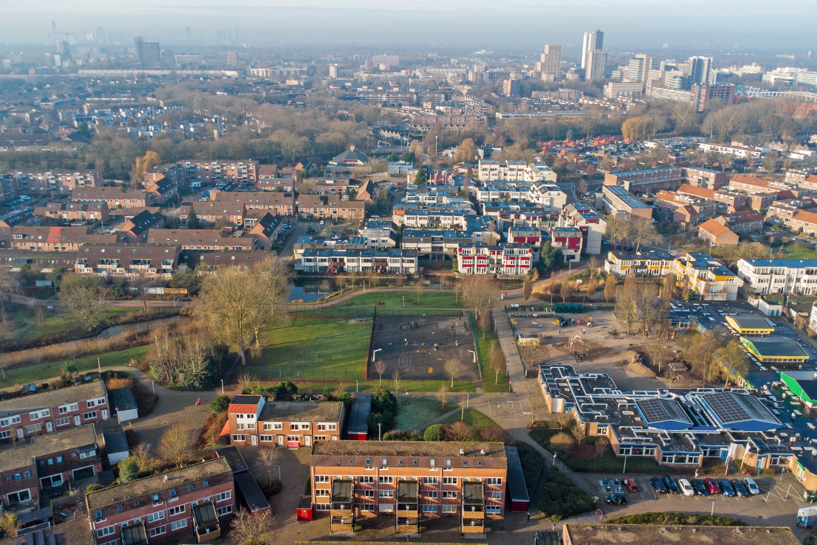 Een fijne benedenwoning op een toplocatie, perfect voor starters die hun woonwensen willen realiseren. Kom kijken en laat u verrassen! 