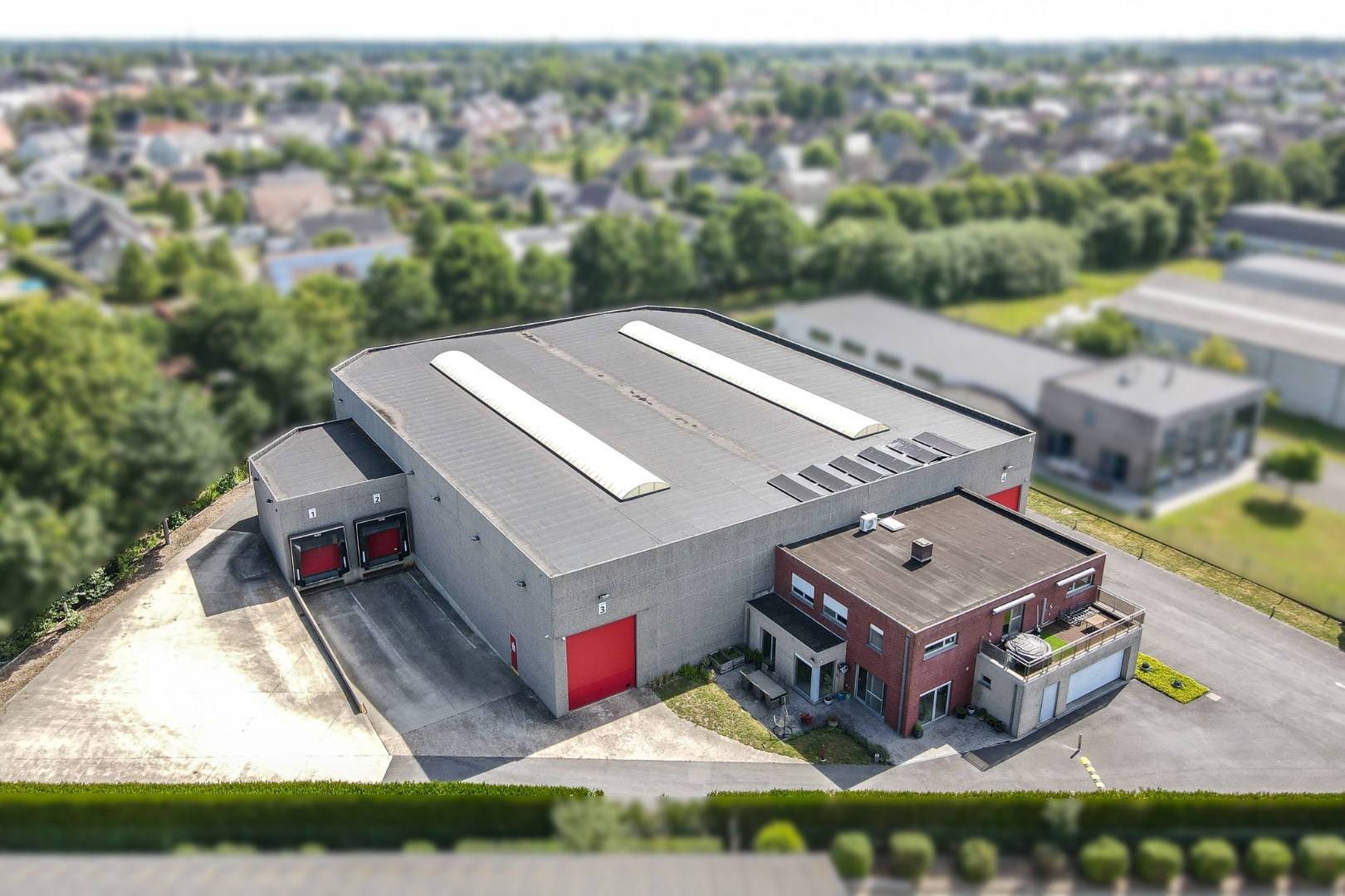 Bedrijfswoning met ruime loods van ca. 1.530 m² in de ambachtelijke zone van Eernegem 