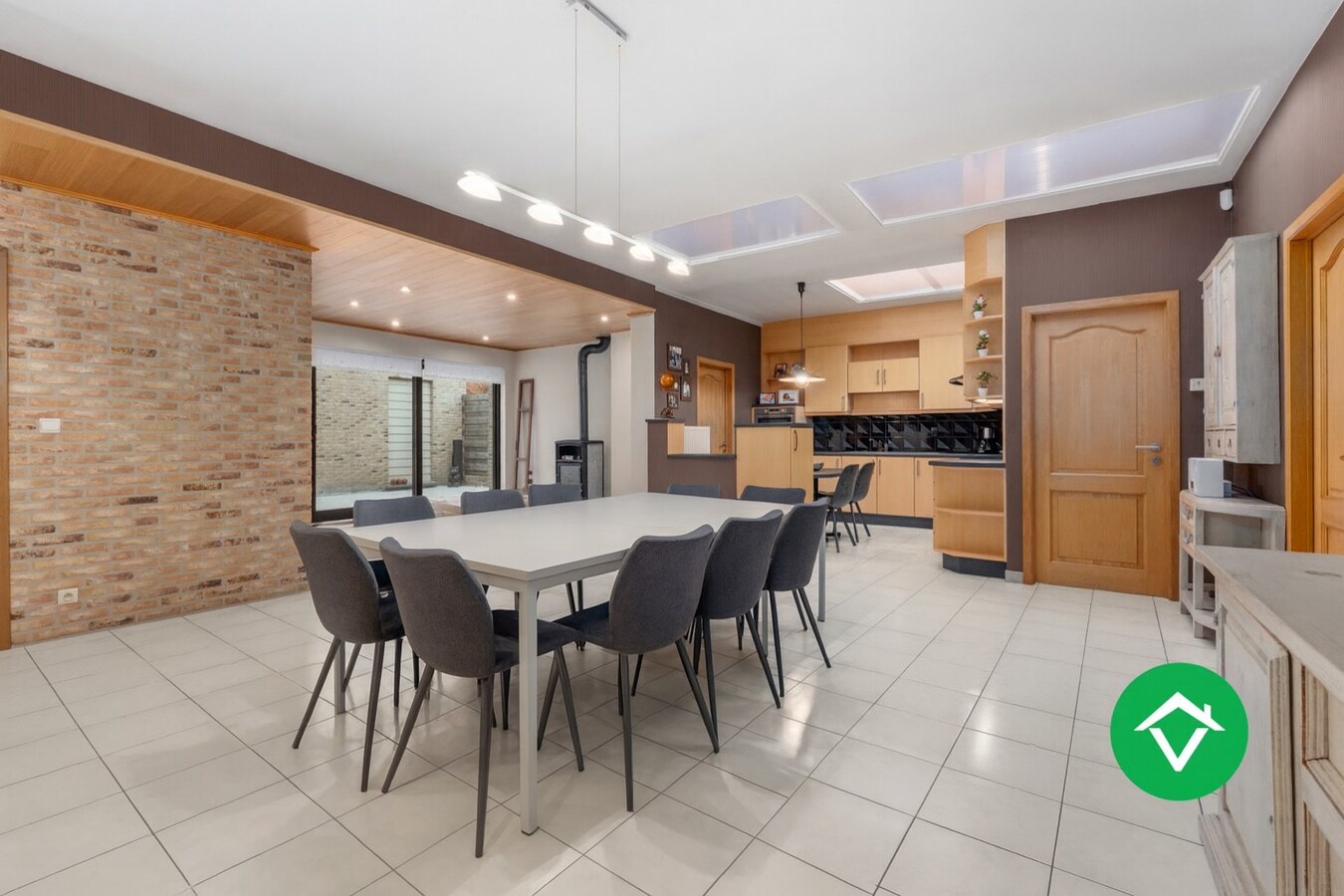 Veelzijdig handelspand met woonst en twee verhuurde appartementen in centrum Aartrijke 