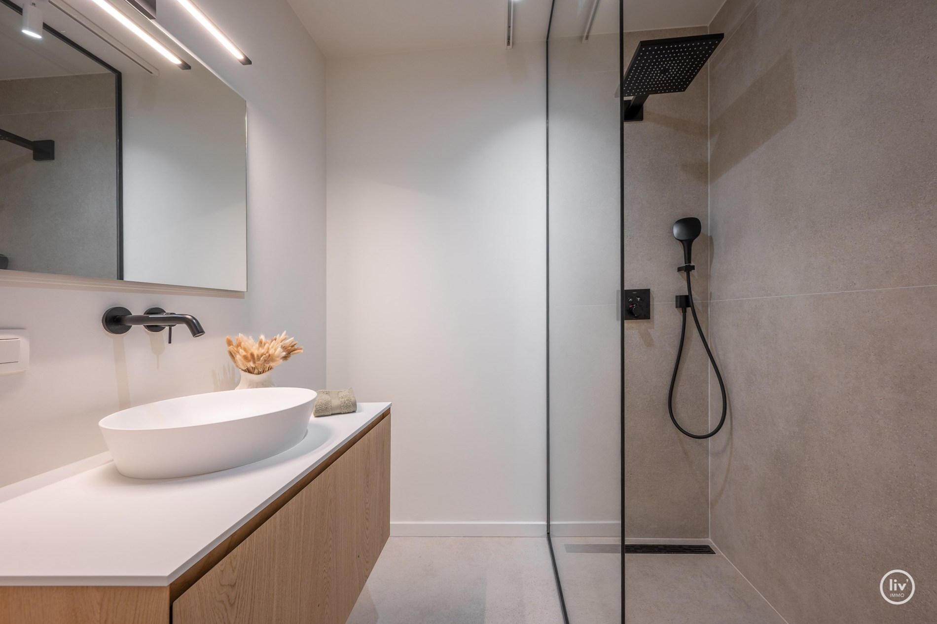 Schitterend gerenoveerd appartement, rustig gelegen, nabij de Lippenslaan en vlakbij de zee te Knokke. 