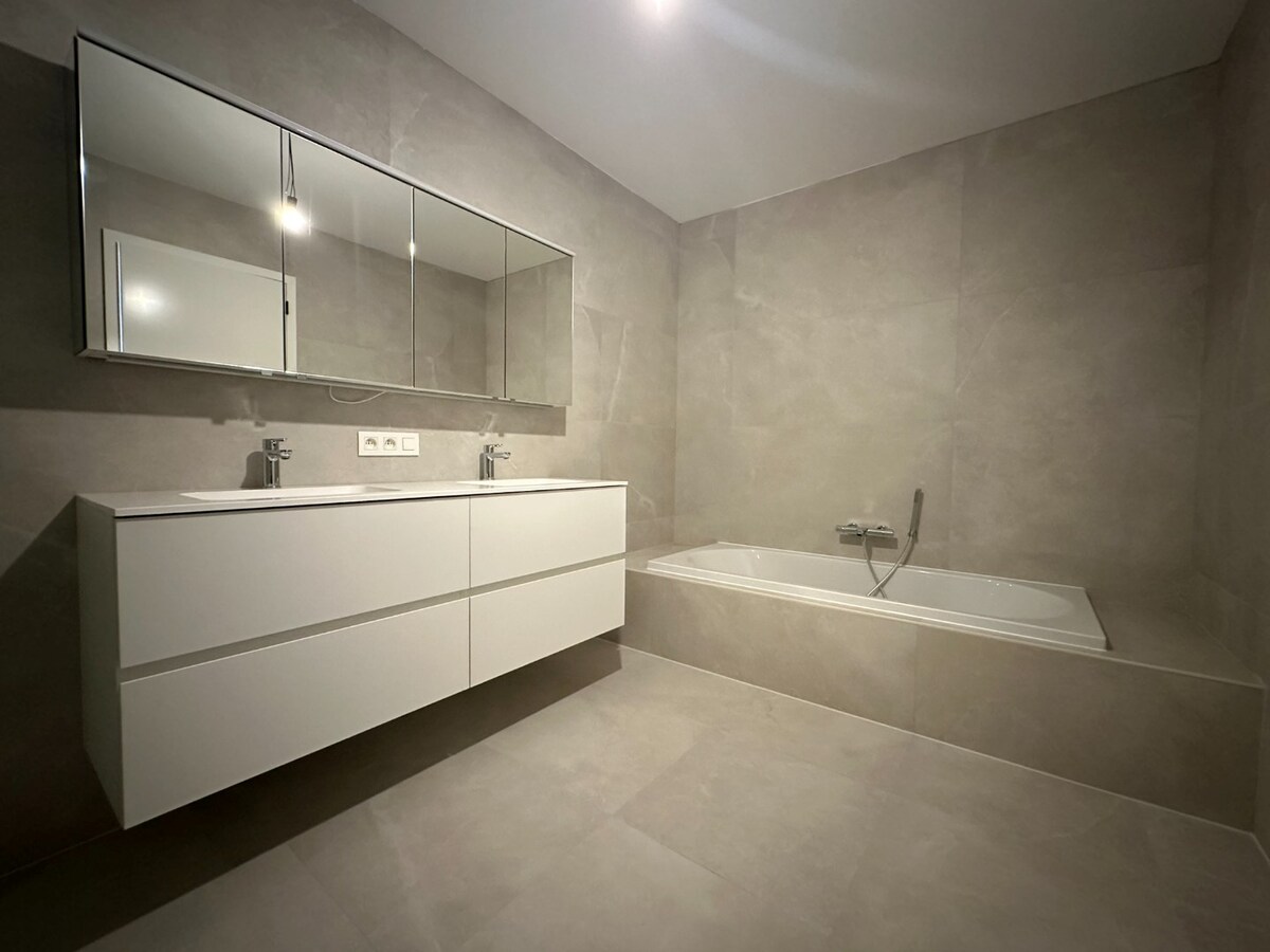 Instapklare nieuwbouwwoning met 4 slaapkamers, garage én tuin – energiezuinig wonen in hartje Sint-Antonius 