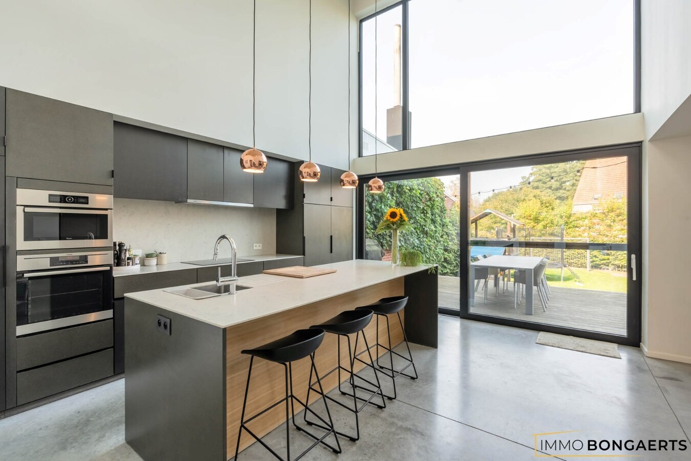 Ruime woning met garage, tuin en drie slaapkamers 