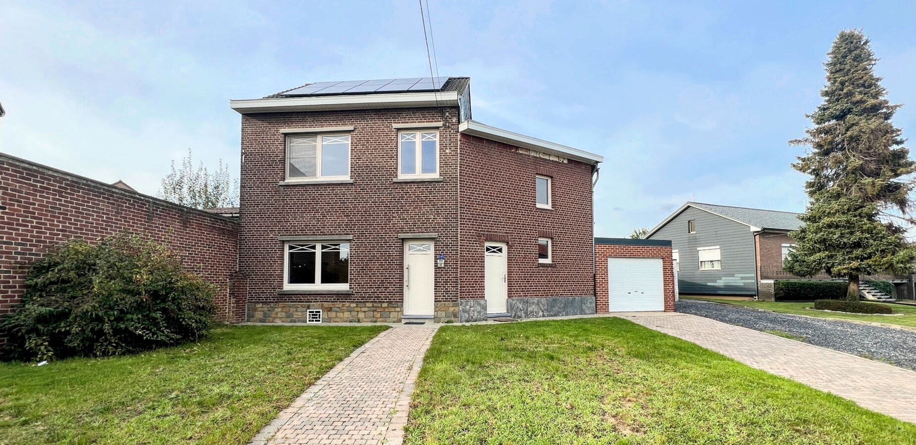 Deels gerenoveerde woning met zonnepanelen op perceel van 3168 m² 