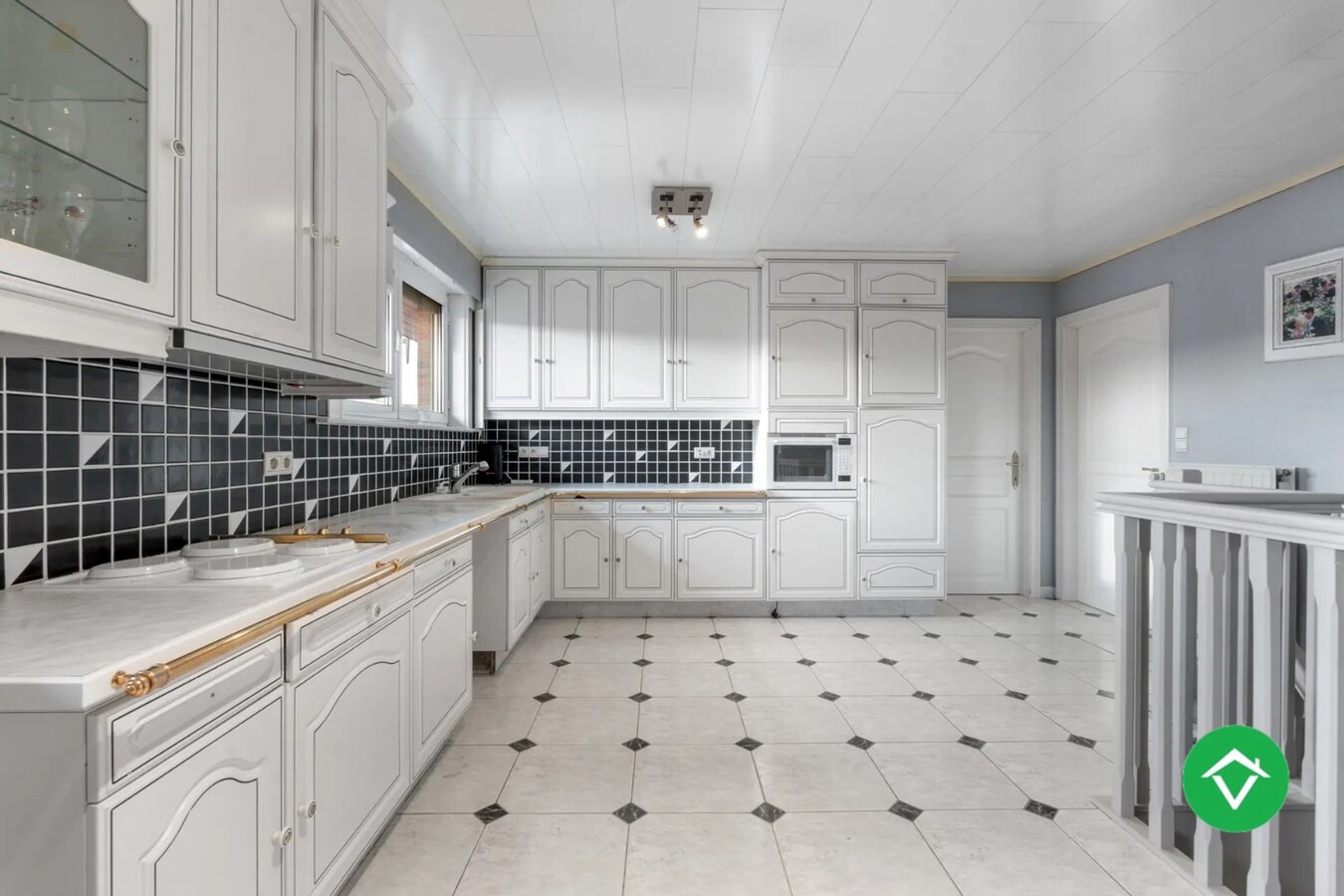 Ruime woning met handelspand en loods te Oudenburg 