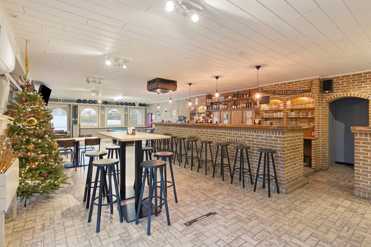 Woning met handelspand te koop in Oostrozebeke op een perceel van 768 m2. 