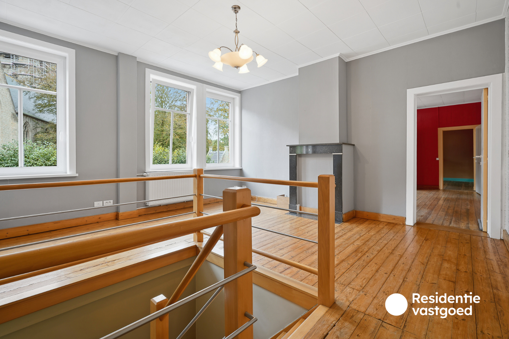 Veelzijdig eigendom met handelsruimte, ruime woning en bouwgrond in centrum Merkem! 