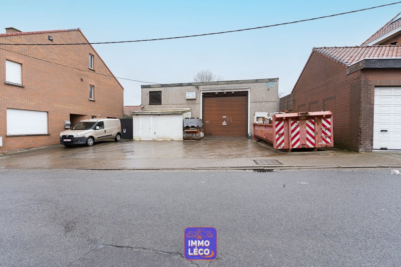 Entrepôt de +/- 190m² avec grand parking, RARE à LA VENTE !! 