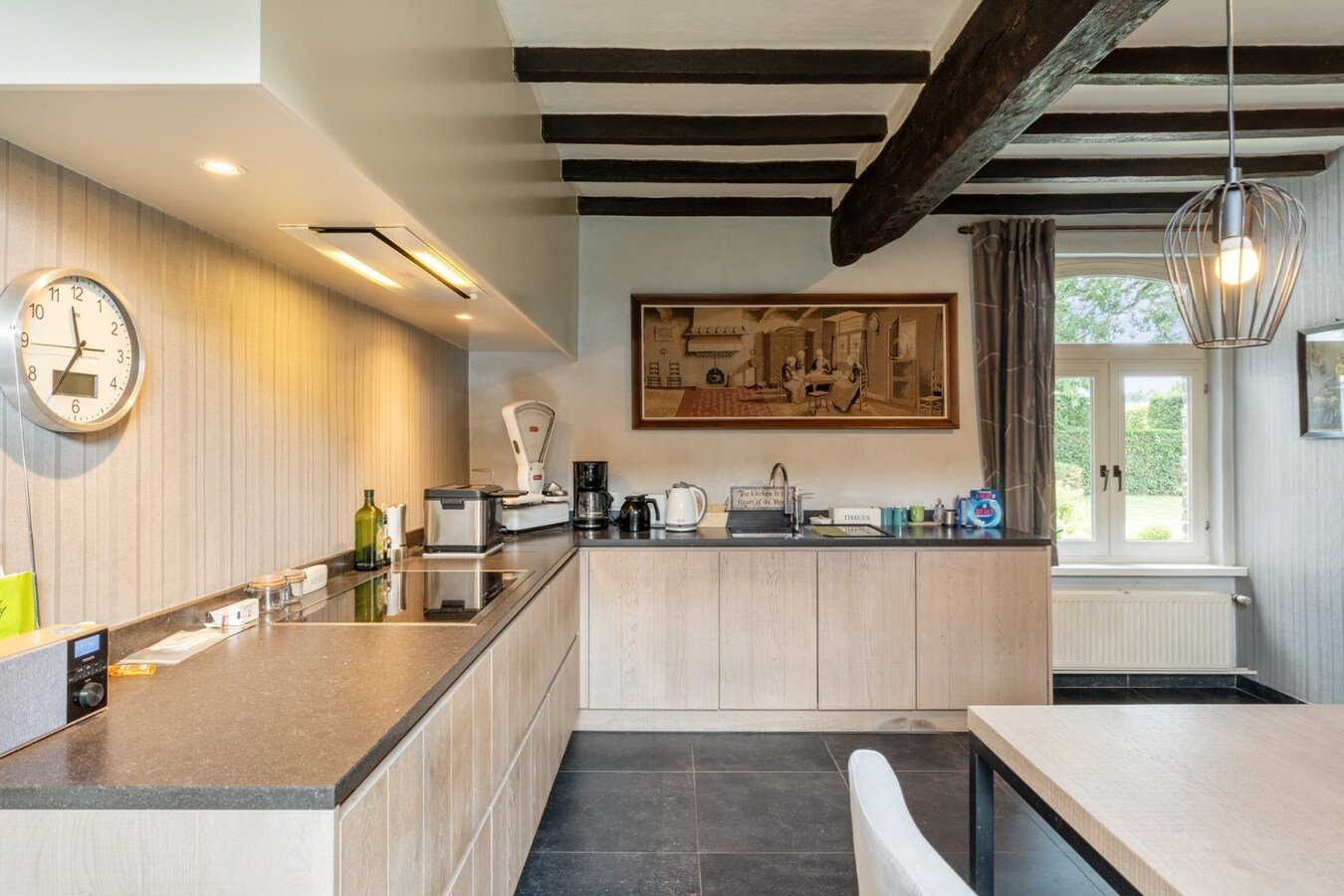 Ruim, karaktervol landhuis met parkachtige tuin op perceel van 16a29ca. 