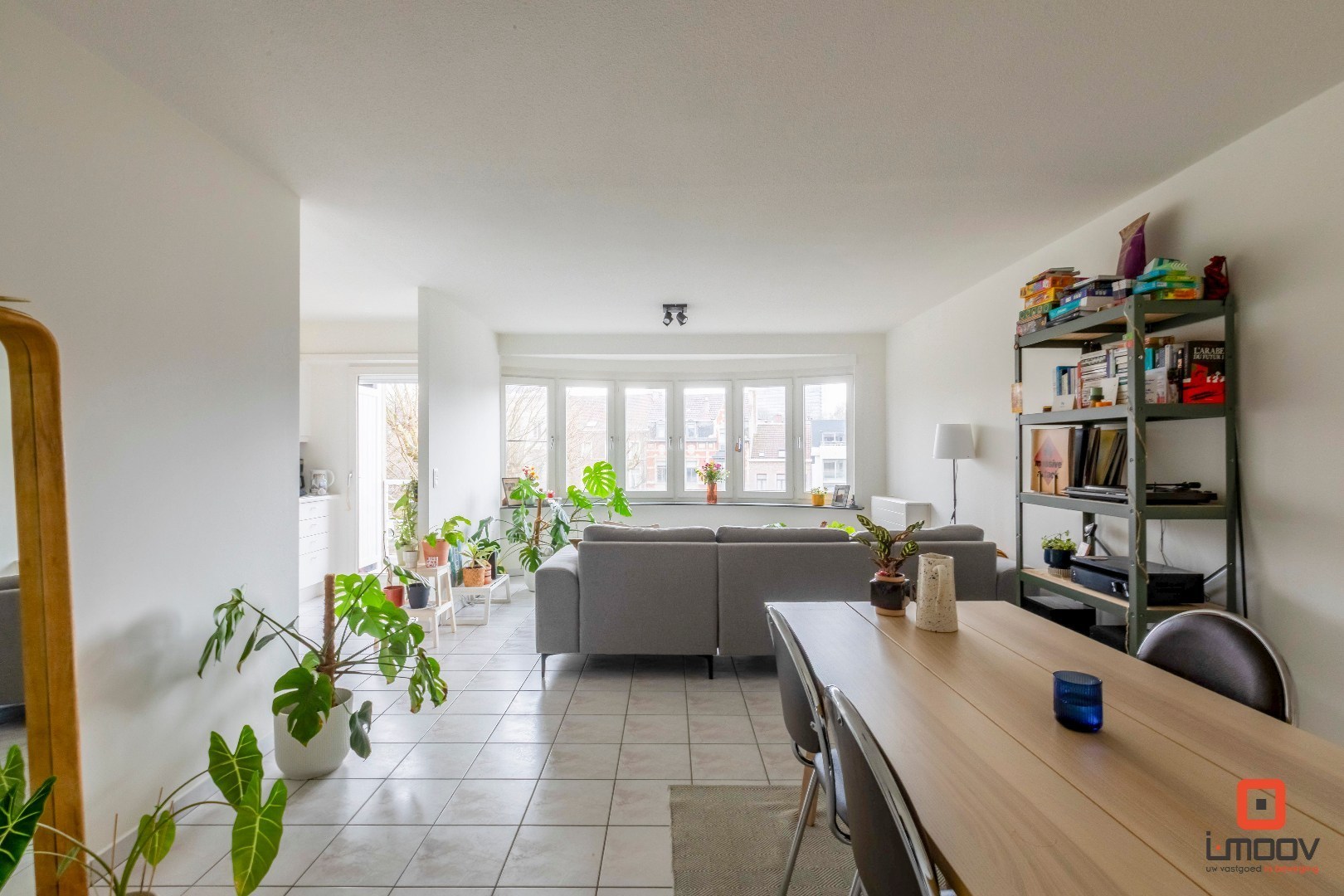 Lichtrijk tweeslaapkamer appartement met uniek waterzicht op Coupure Rechts 