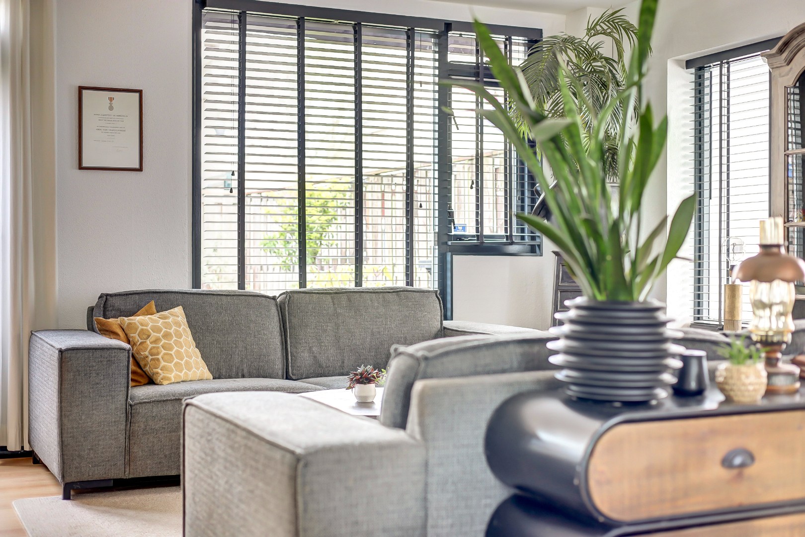 Instap klaar en moderne 4-kamer hoekwoning met 3 ruime slaapkamers, fraaie keuken en badkamer, onderhoudsvriendelijke tuin en gelegen op eigen grond. 