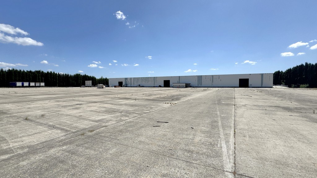 Loodsen met buitenopslag te huur in Rumst