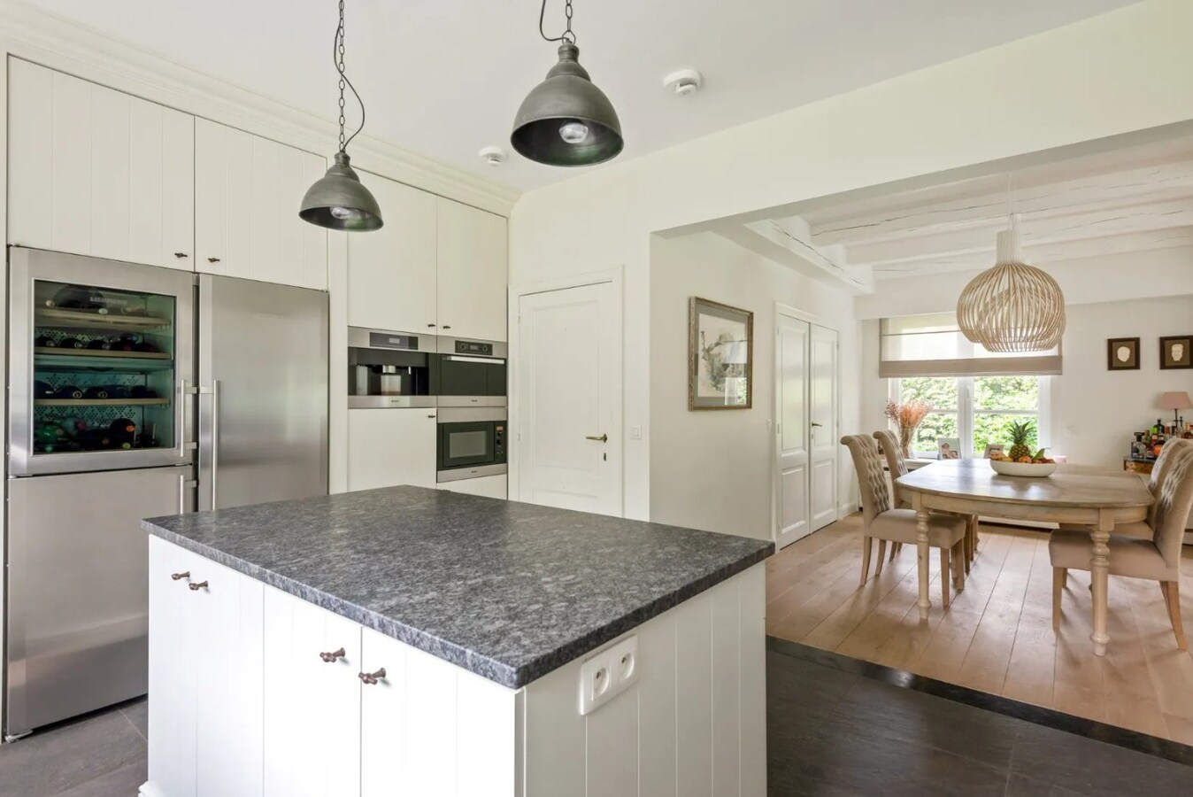 Prachtig gelegen villa met zwembad en poolhouse op een perceel van 1.907 m² in Koningshof te Schoten. 