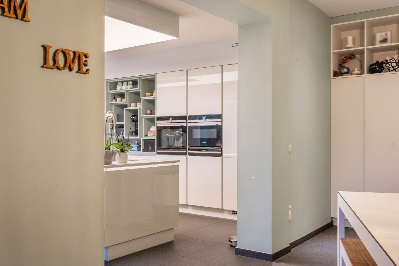 Uniek &amp; Instapklaar handelspand met woonst in Heule te koop ! 