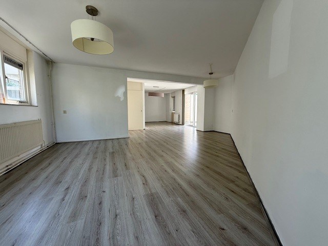 Royale hoek-eengezinswoning met 155 m² wooncomfort en 5 kamers, riante tuin en dakterras. 