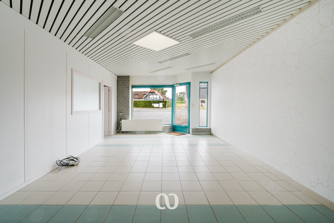 Praktisch handelspand met ruime parking te Wortegem-Petegem 