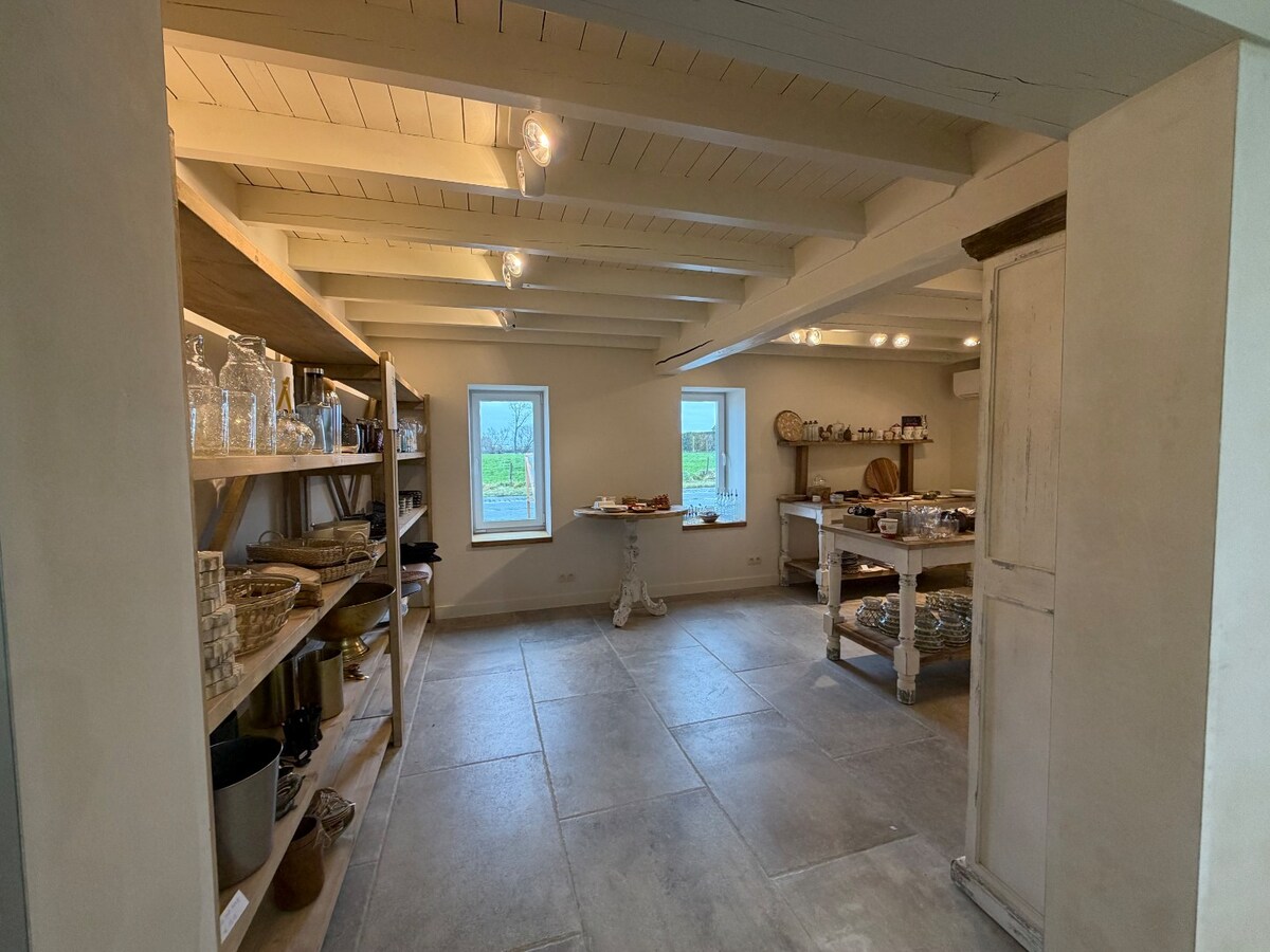 Multifunctioneel commercieel pand op toplocatie. 