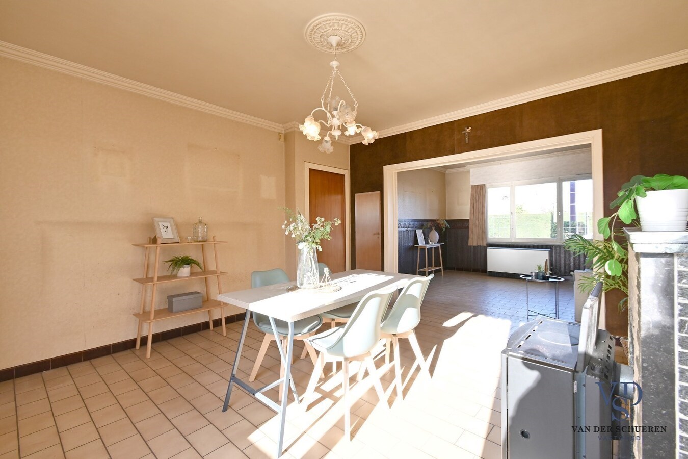 Degelijke, ruime woning (op te frissen). 