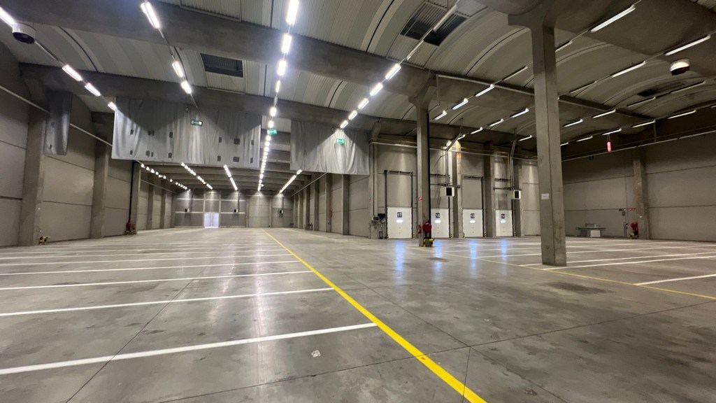 Logistieke loodsen met laadkades te huur in Sint-Niklaas