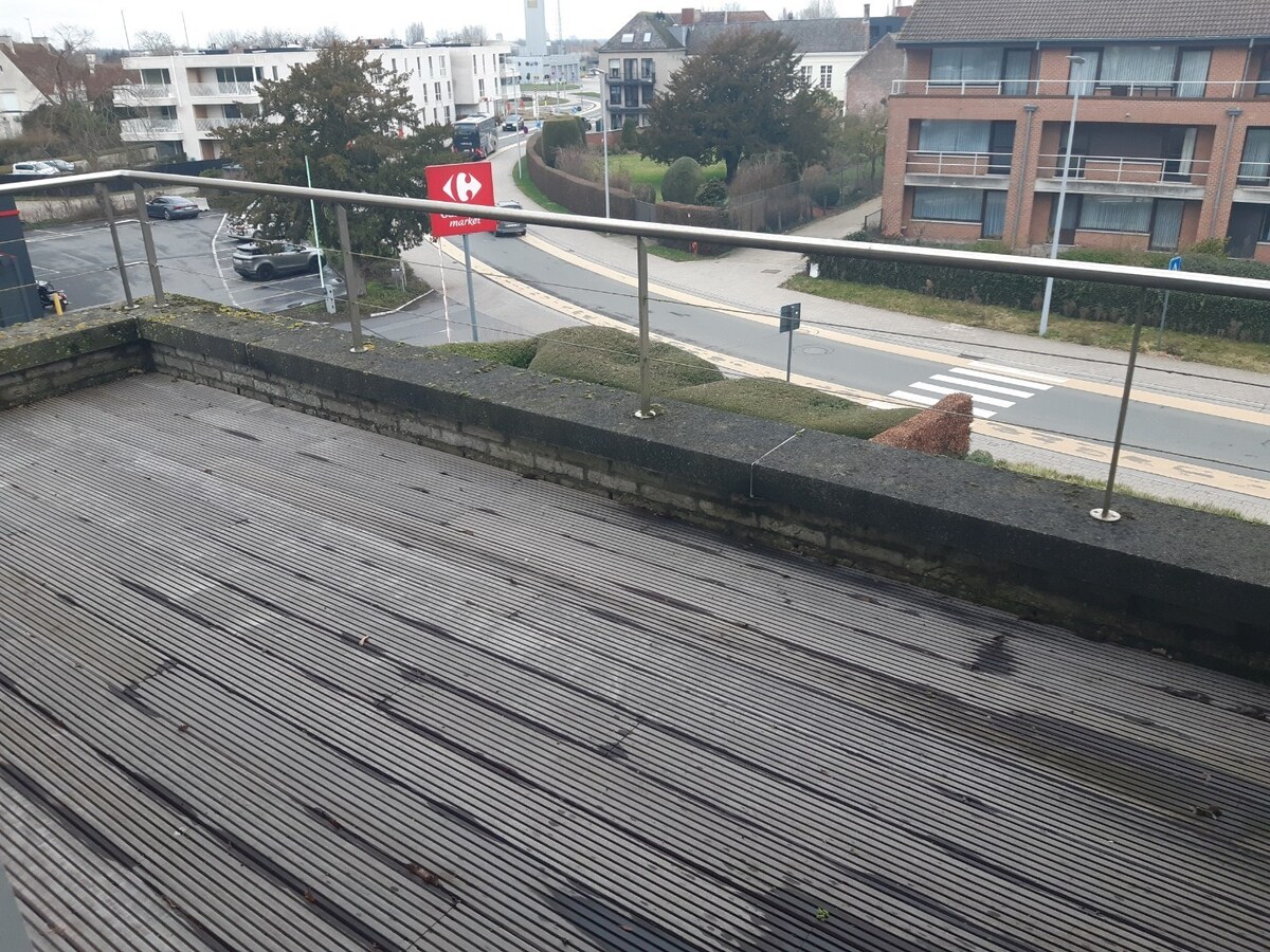 Ruim appartement met 2 terrassen naast Carrefour. 