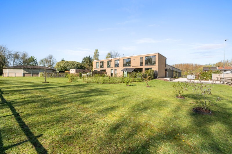 Moderne villa met hippisch complex op 15.856m² 