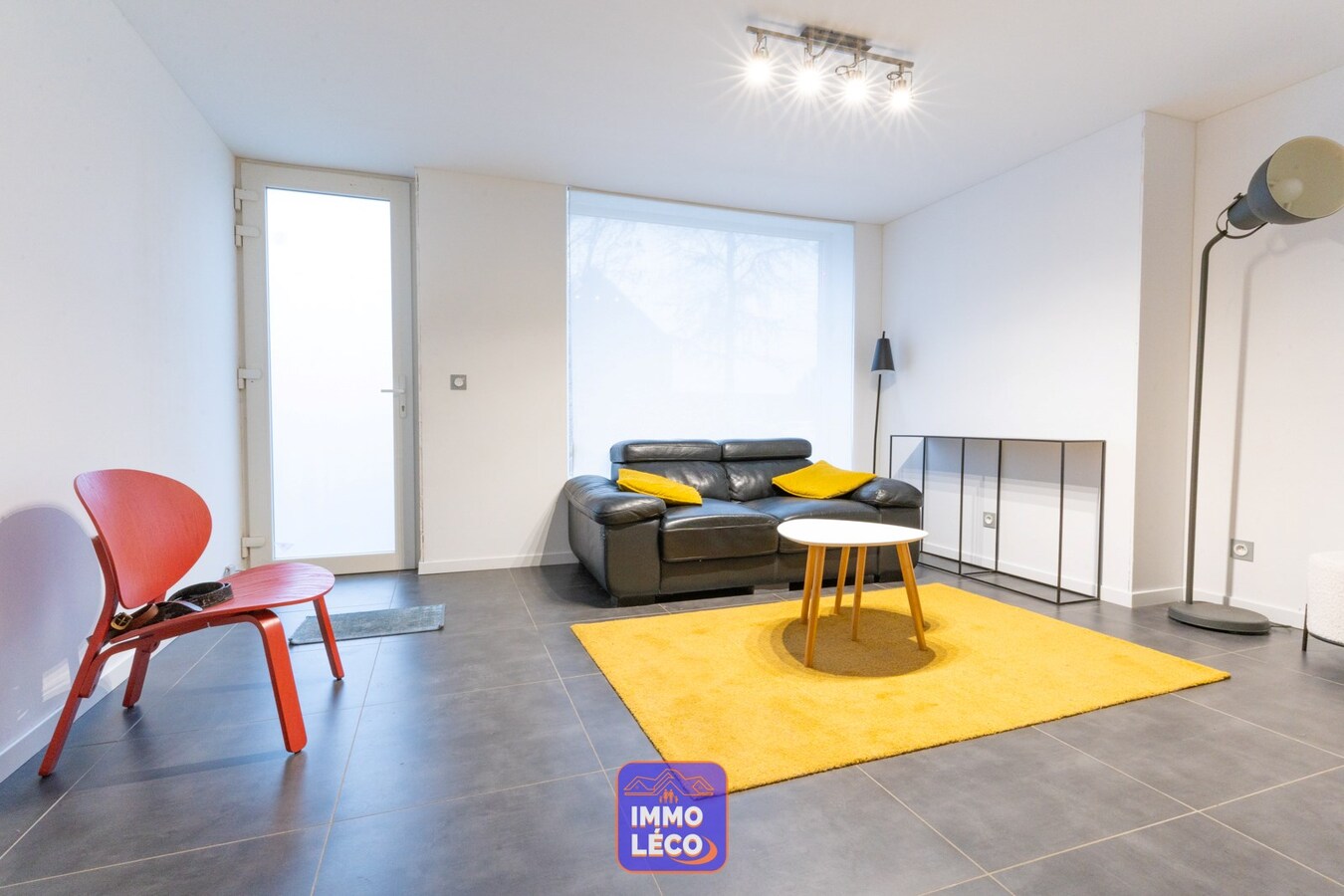 Maison rénovée avec grande cour/terrasse. 